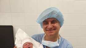 Hradní kancléř Vratislav Mynář s novorozeným synem Viktorem