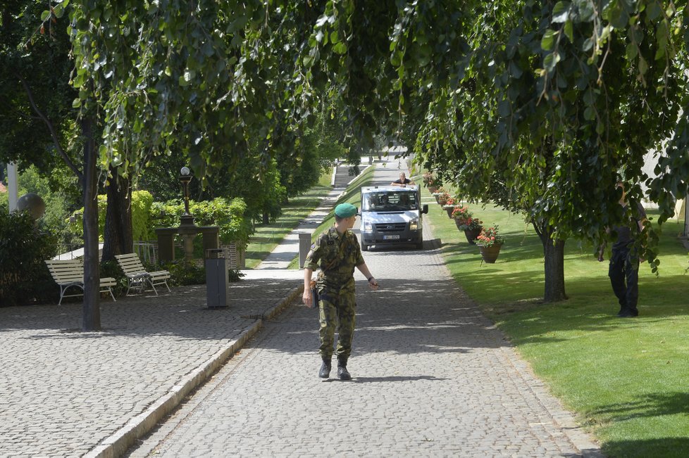 Přípravy na oslavu 50. narozenin Vratislava Mynáře na Pražském hradě