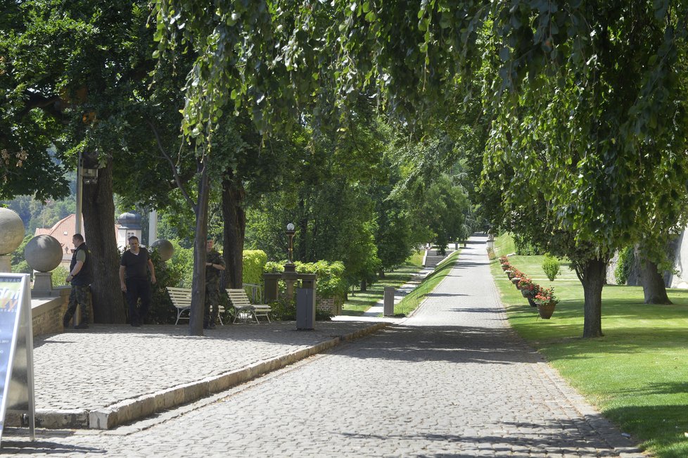 Přípravy na oslavu 50. narozenin Vratislava Mynáře na Pražském hradě