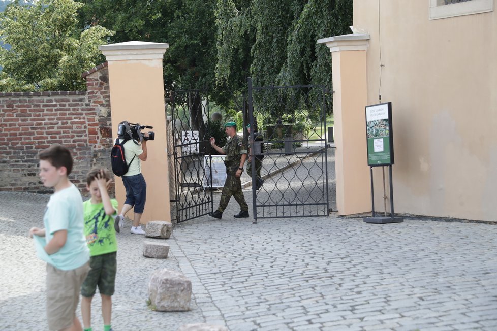 Přípravy na oslavu 50. narozenin Vratislava Mynáře na Pražském hradě