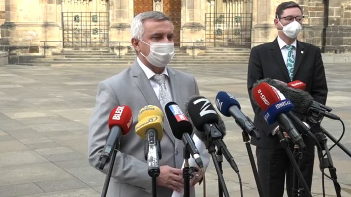 Kancléř prezidenta Miloše Zemana Vratislav Mynář oznámil, že se letos 28. října nebude na doporučení ministra zdravotnictví konat předávání státních vyznamenání. (22. 10. 2020)