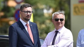 Vratislav Mynář se v Kyrgyzstánu přimluvil za podezřelou firmu Liglass, kterou teď prověřují kyrgyzské úřady, podle Jiřího Ovčáčka tak reagují na hysterii vyvolanou českými médii.