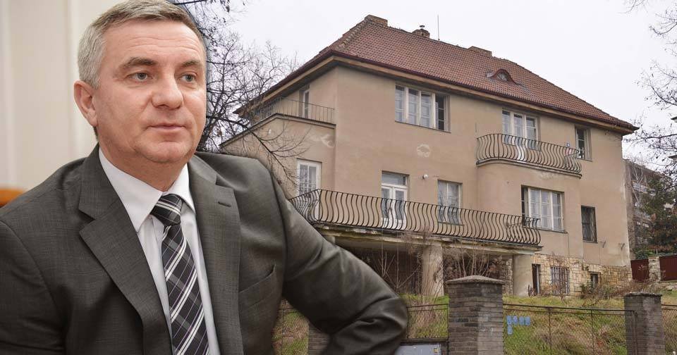 Hradní kancléř Vratislav Mynář a jeho nová vila ve Strašnicích