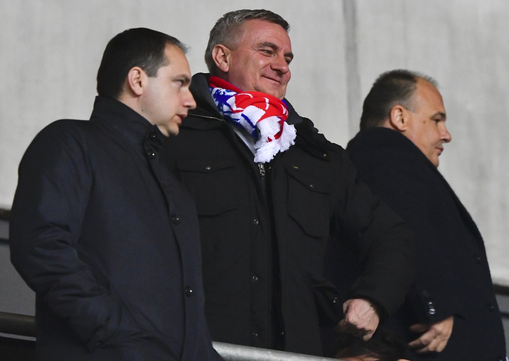 Utkání čtvrtfinále Evropské ligy mezi Slavií a londýnskou Chelsea sledoval také kancléř prezidenta republiky Vratislav Mynář (uprostřed).