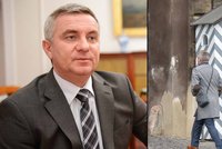 Degradace Hradní stráže: Úředníkovi Mynářovi vzdávají poctu jako Zemanovi