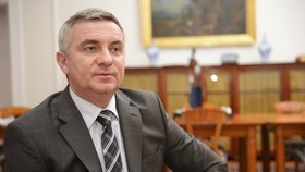 Kancléř Vratislav Mynář stále nemá prověrku na stupeň přísně tajné