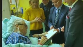 Kancléř Mynář zveřejnil videozáznam, na kterém Miloš Zeman podepisuje v nemocnici dokument ke svolání nové Sněmovny