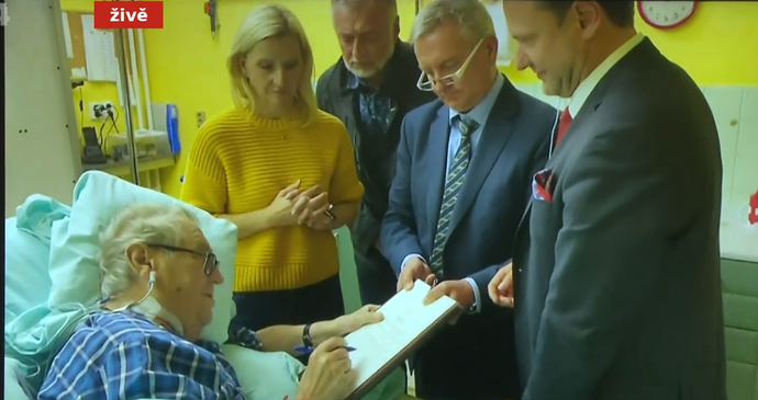Kancléř Mynář zveřejnil videozáznam, na kterém Miloš Zeman podepisuje v nemocnici dokument ke svolání nové Sněmovny