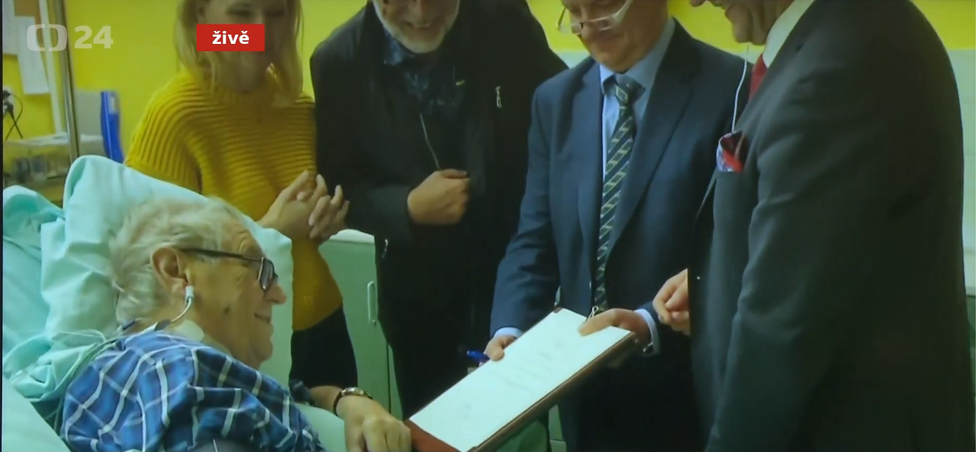 Kancléř Mynář zveřejnil videozáznam, na kterém Miloš Zeman podepisuje v nemocnici dokument ke svolání nové Sněmovny.