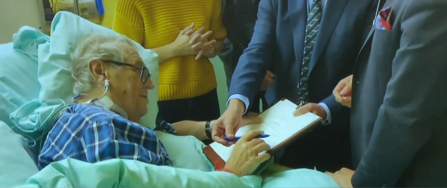 Kancléř Mynář zveřejnil videozáznam, na kterém Miloš Zeman podepisuje v nemocnici dokument ke svolání nové Sněmovny