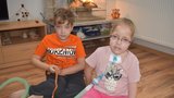 Sourozenci Matyášek (10) a Adélka (8) trpí vzácnou nemocí: Rodiče diagnózu léta nevěděli