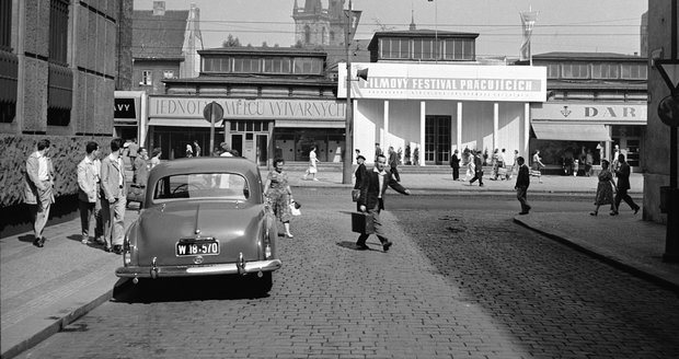 Pohled na místo, kde později vyrostl palác Myslbek (12. 7. 1956).