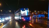 Další vykolejená tramvaj v Praze! Na Hradčanech to souprava vzala přes nástupiště. Zranila se žena