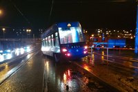 Další vykolejená tramvaj v Praze! Na Hradčanech to souprava vzala přes nástupiště. Zranila se žena