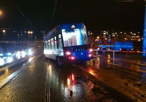 Na tramvajové zastávce Park Maxe van der Stoela vykolejila tramvaj! (4. leden 2024)