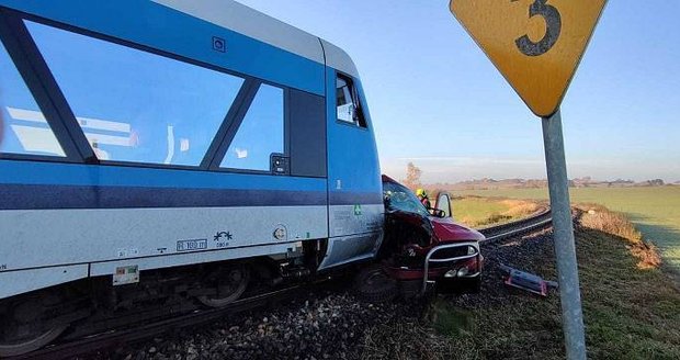 Vlak smetl u Mysliboře vůz. Řidič byl na místě mrtvý.