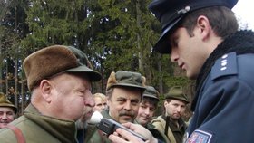 Policisté každoročně provádějí dechové zkoušky u myslivců. (Ilustrační foto)