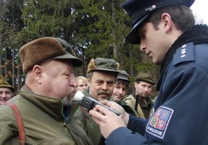 Policisté každoročně provádějí dechové zkoušky u myslivců. (Ilustrační foto)