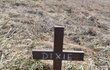 Křížek na památku Dixie (†10) u místa, kde vydechla naposledy.