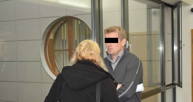 Myslivec Tomáš S. (45) omylem místo divočáka zastřelil v Ostravě rybáře (†52). Dostal dvouletou podmínku. Myslivec Tomáš S. (45) omylem místo divočáka zastřelil v Ostravě rybáře (†52). Dostal dvouletou podmínku.