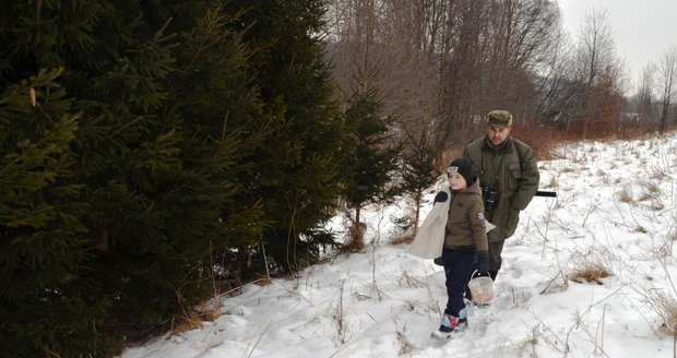 Myslivecký hospodář Pavel Suchánek dbá na to, aby všechny krmelce v mrazivých dnech byly plné příkrmu. Ke krmelcům s ním v arktických mrazech chodí syn Dominik (7).
