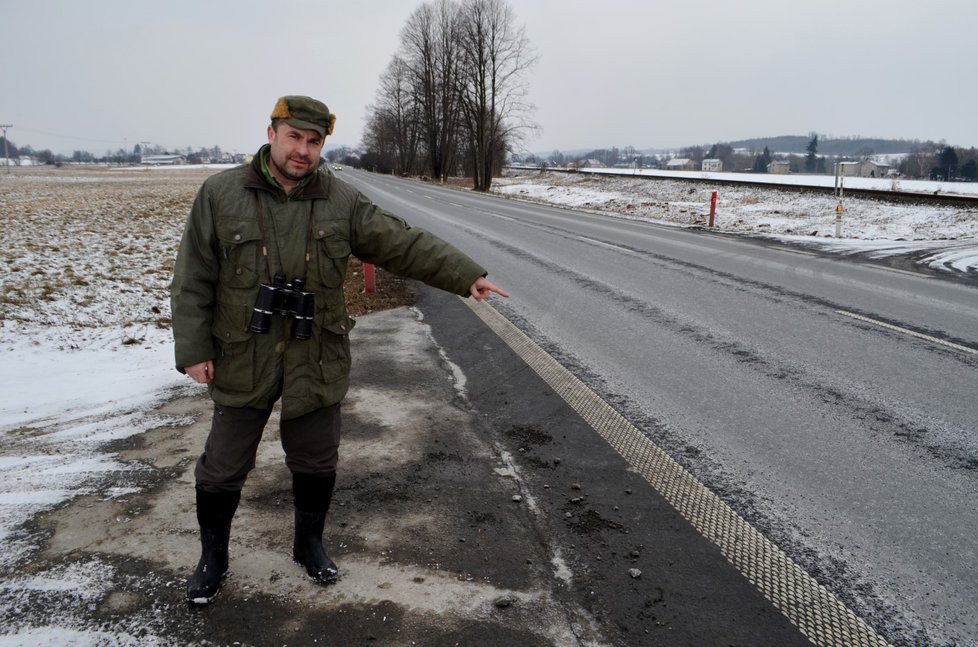 Pavel Suchánek ukazuje nasolenou silnici, ke které se stejně jako k dalším večer stahuje vysílená zvěř, aby získala chybějící minerály.