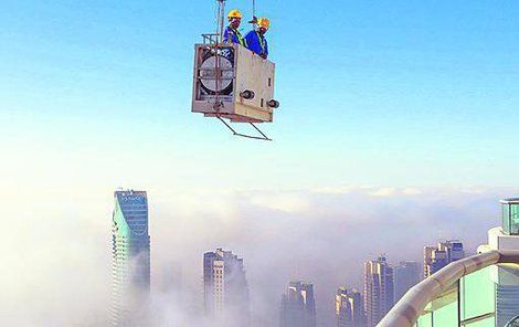 Jestli máte strach z výšek, na kariéru myče oken v Dubaji rovnou zapomeňte!