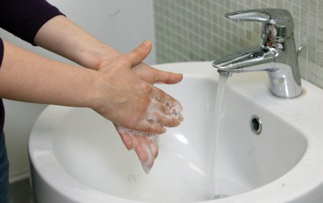 K dokonalému umytí rukou je třeba šesti kroků.