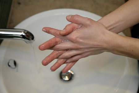 Důkladně si myjte ruce.