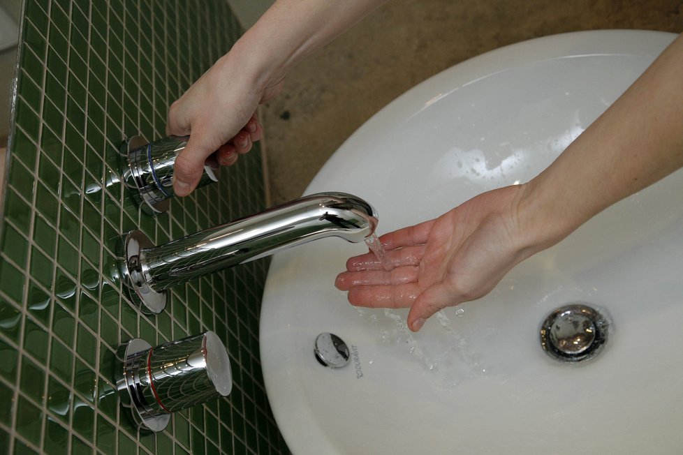 Hygienici nabádají lidi, aby dodržovali základní hygienické návyky a řádně si umývali ruce.