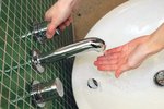 Pod umělými nehty se bakterie dobře množí. Při mytí proto používejte i kartáček na ruce.