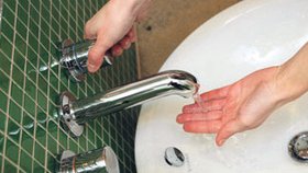 Pod umělými nehty se bakterie dobře množí. Při mytí proto používejte i kartáček na ruce.
