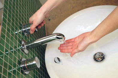 1. Opláchněte si ruce vodou.