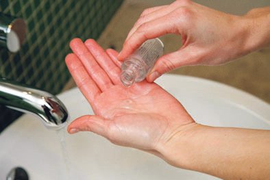 2. Naneste tolik mýdla, abyste pokryli celý povrch rukou.