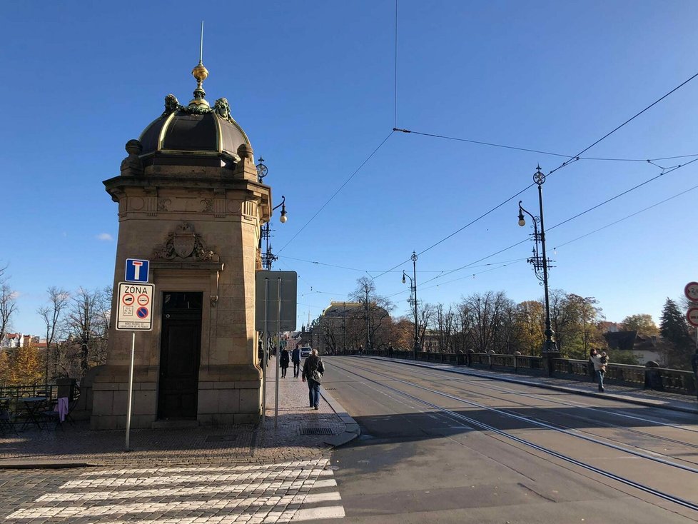 TSk provozovatele vyzvala, aby neony odstranil, to se stalo, zároveň však obchod zavřel