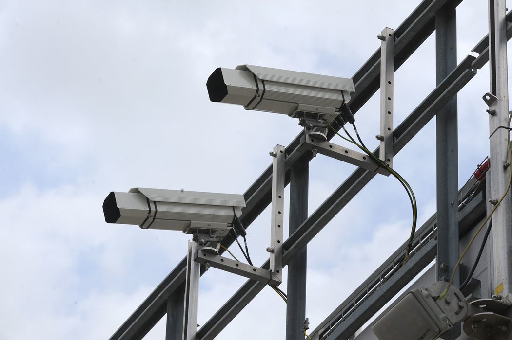 Zaplacení dálničních poplatků pro osobní auta budou hlídat i kamery na 32 mýtných branách