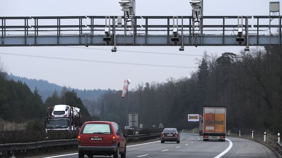 Schváleno! Od roku 2021 budeme používat elektronické dálniční známky!