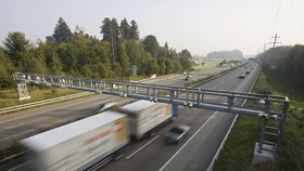 Mýto budou vybírat firmy CzechToll z Česka a Skytoll ze Slovenska, Kapsch neuspěl