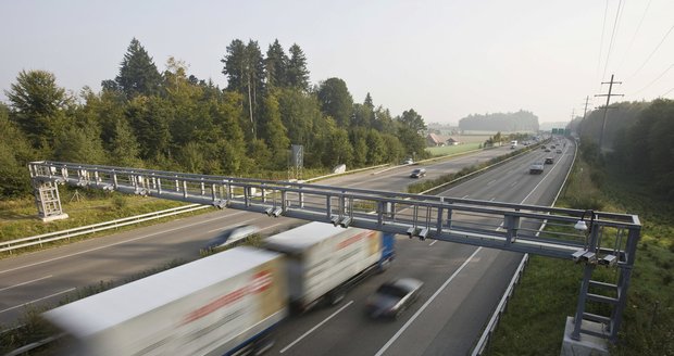 Firmy CzechToll a Skytoll nabídly za mýto o 2,7 miliardy Kč méně než Kapsch