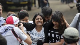 Sestra odsouzeného Brintha Sukumaran se před vězením zhroutila.