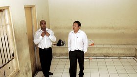 Myuran Sukumaran a Andrew Chan ve vězeňské cele.