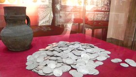 Poklad z Kostelan na Kroměřížsku. Jde o 937 stříbrných pražských grošů Karla IV. a Václava IV. ze začátku 15. století.