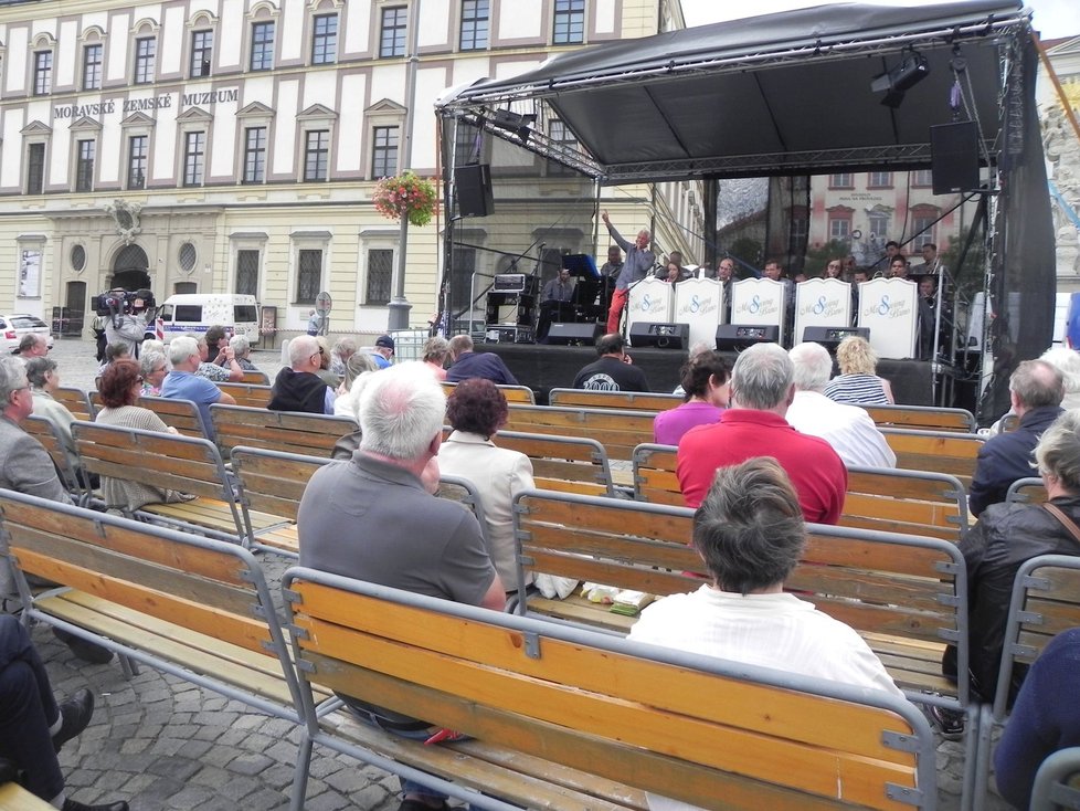 Na pódiu před Dietrichsteinským palácem si příchozí užili také swingový koncert.