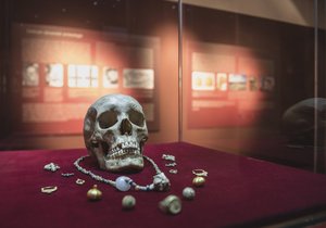 Poklad sadské princezny z 9. století z doby vlády knížete Rostislava obsahoval náhrdelník ze skleněných korálků s mušlí ostranky jaderské, masivní zlatý prsten s plochým butonem zdobeným granulací, pár zlatých gombíků a několik párů zlatých náušnic.