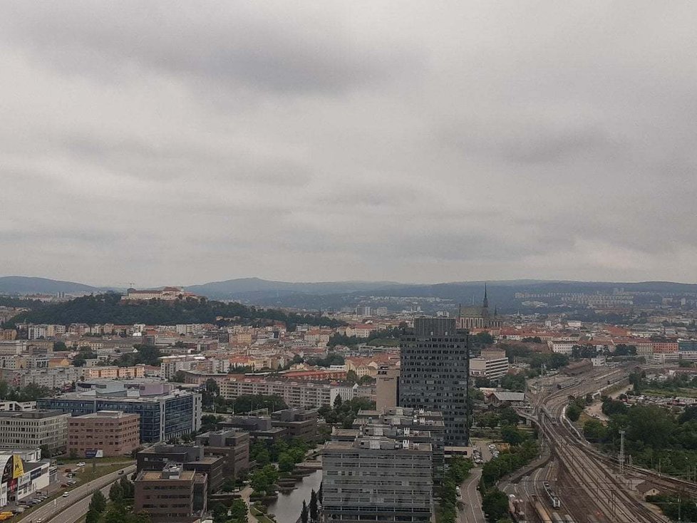 Pohled z mrakodrapu na střed Brna.