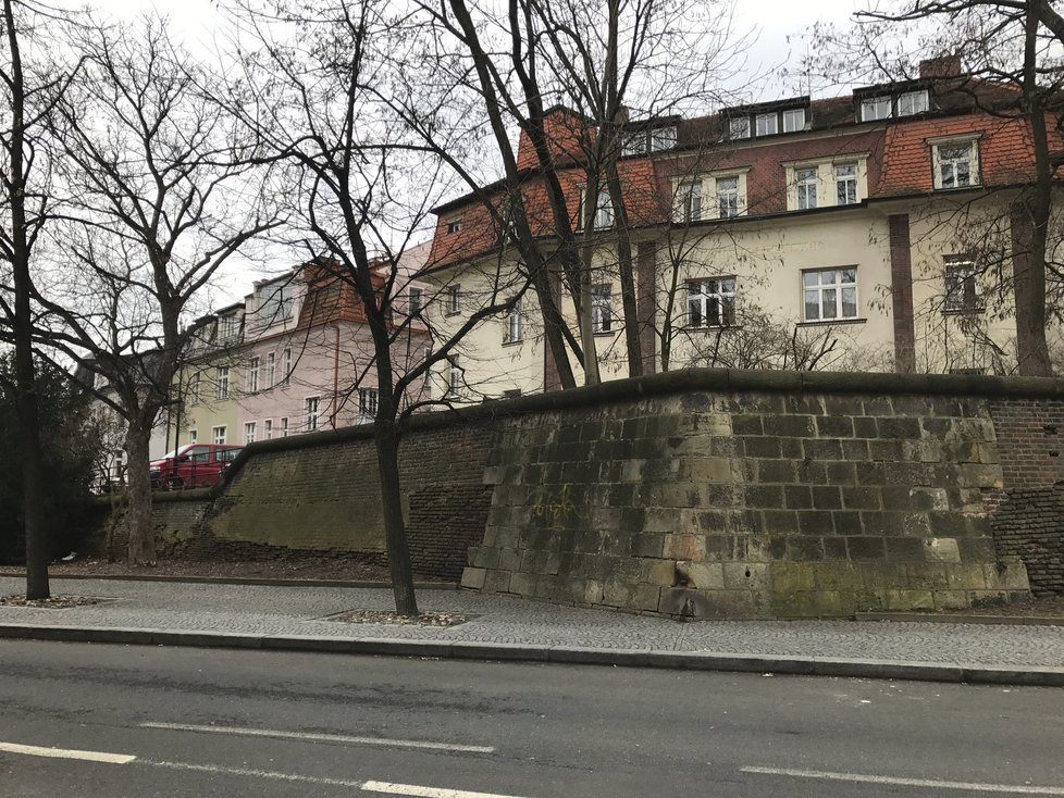 Vilová čtvrť, která vyrostla na hradebních baštách, se nachází za stanicí metra Hradčanská směrem k Pražskému hradu.