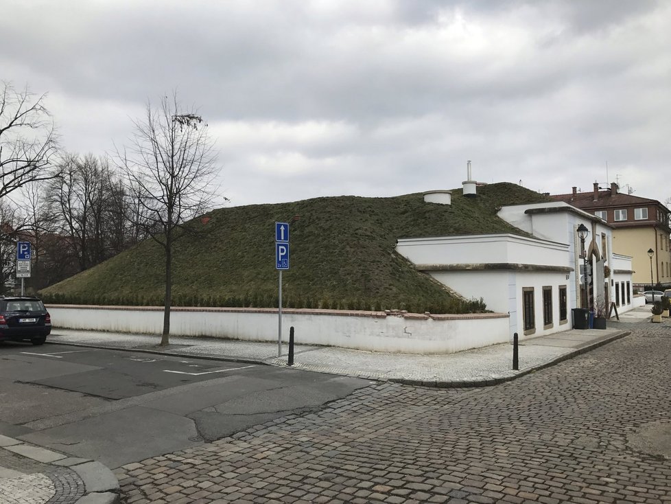 Vilová čtvrť, která vyrostla na hradebních baštách, se nachází za stanicí metra Hradčanská směrem k Pražskému hradu.