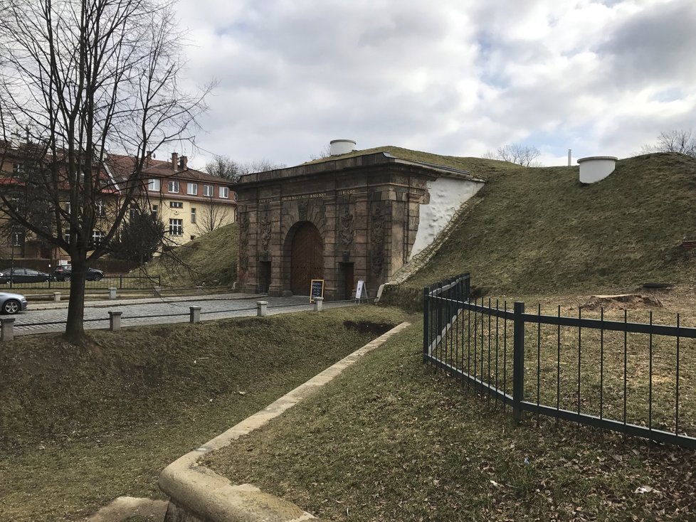 Vilová čtvrť, která vyrostla na hradebních baštách, se nachází za stanicí metra Hradčanská směrem k Pražskému hradu.