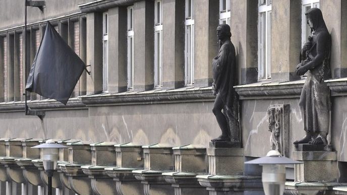 Na budově ostravského soudu visí černá vlajka Na budově ostravského soudu visí černá vlajka