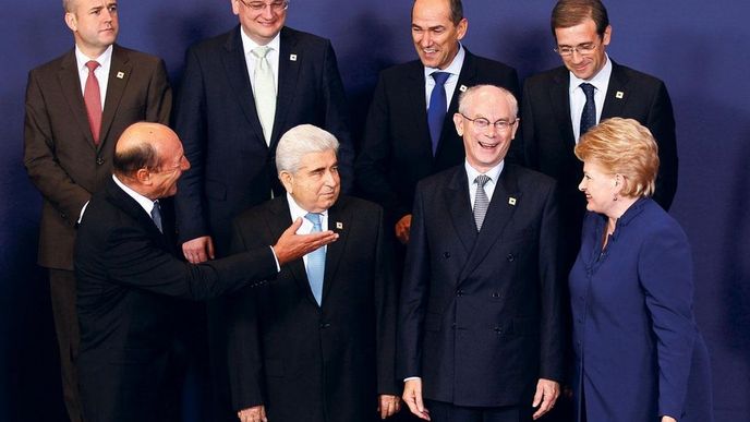 Na čtvrteční skupinový snímek ze zahájení Evropské rady se chystají s Petrem Nečasem stálý předseda Rady EU Herman Van Rompuy (vpředu druhý zprava), švédský premiér Fredrik Reinfeldt (vzadu první zleva) či slovinský kolega Janez Janša (třetí zleva).